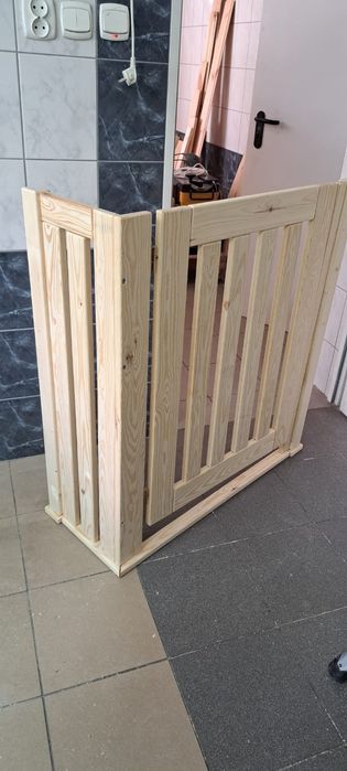Barierka ochronna na schody na wymiar bramka zabezpieczająca schody