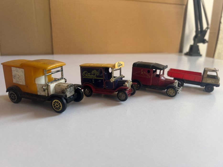 Carros antigos em plástico e ferro