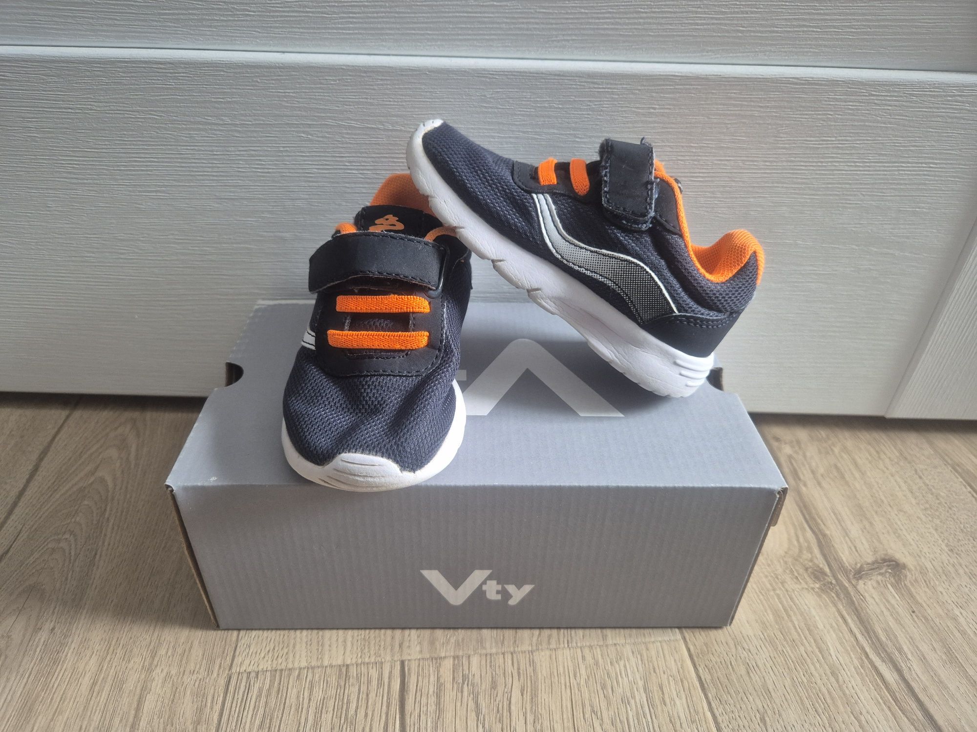 Adidasy dla chłopca r. 22 marki Vty