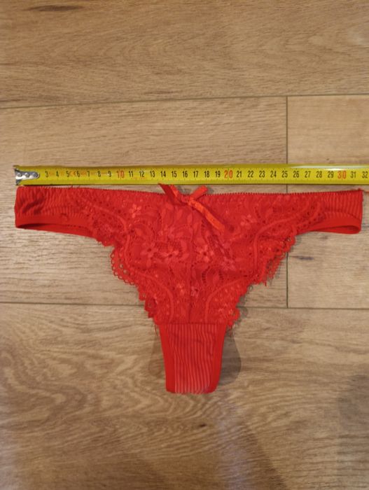 Śliczne czerwone stringi majteczki