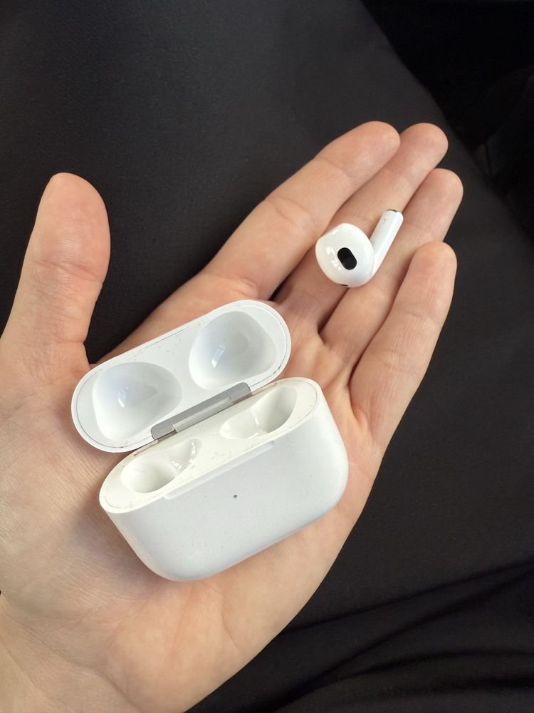 Кейс airpods 3 та лівий навушник вживані, працює