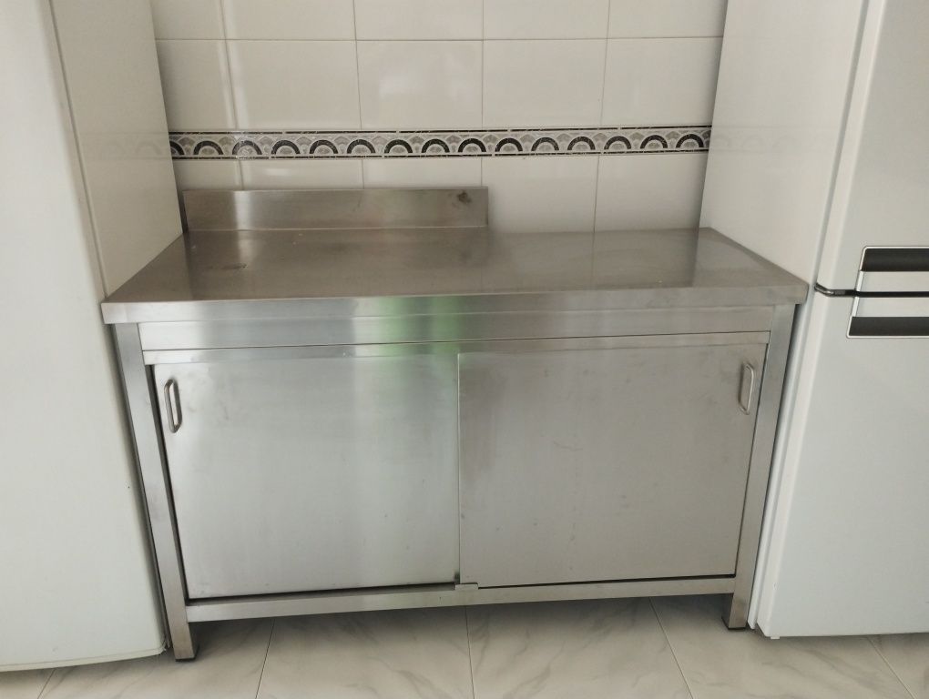 Balcão inox com duas portas
