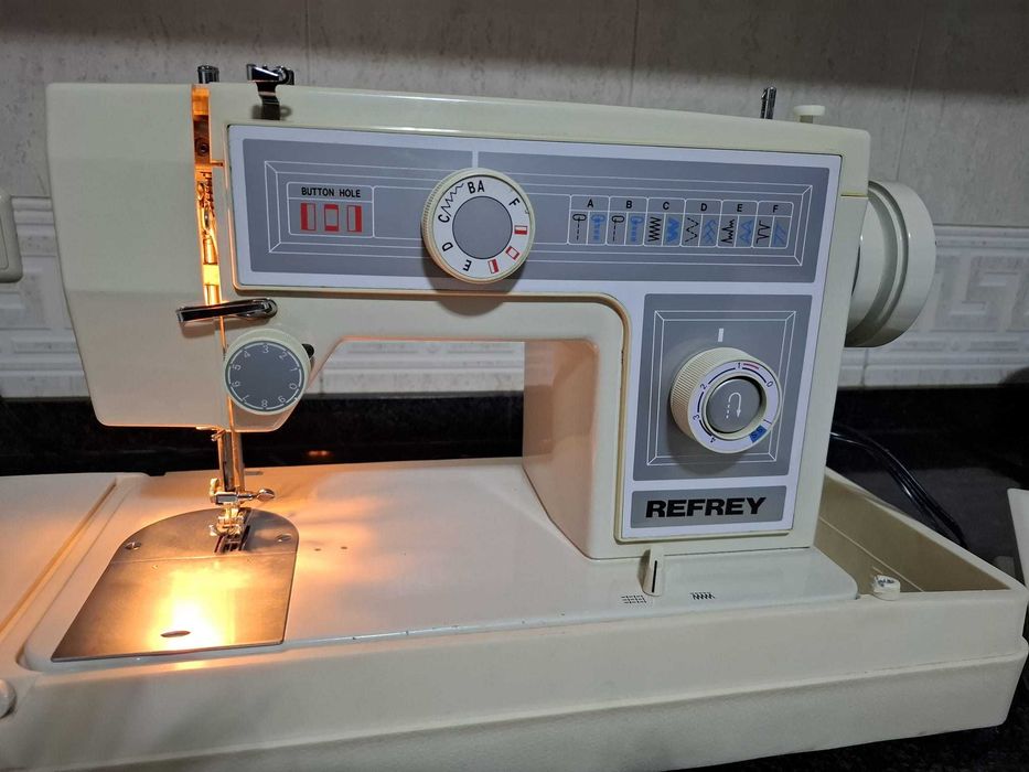 Máquina de costura Refrey