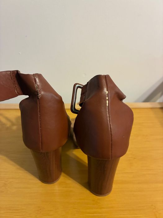 Reserved beżowe 37 sandałki