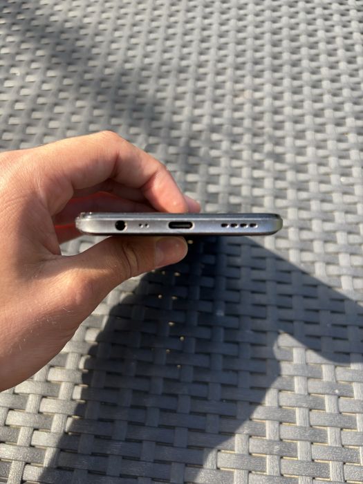 Realme 8 w stanie dobrym