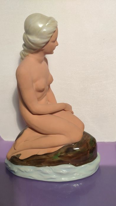 Фарфоровая статуэтка