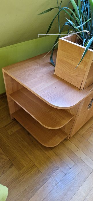 Szafka w kształcie litery L z kwietnikiem