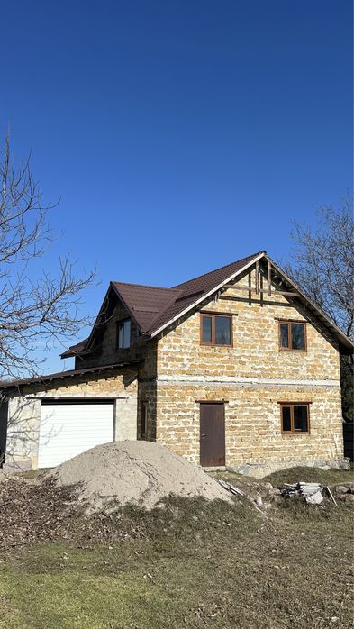 Прожаж 2х поверхового будинку з хлрошою локацією .