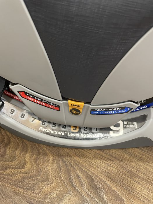 Продам автокрісло Chicco NextFit Zip