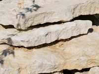 Kamień murowy piaskowiec łupany biały/kremowy (Dzikówka) - dekoracyjny