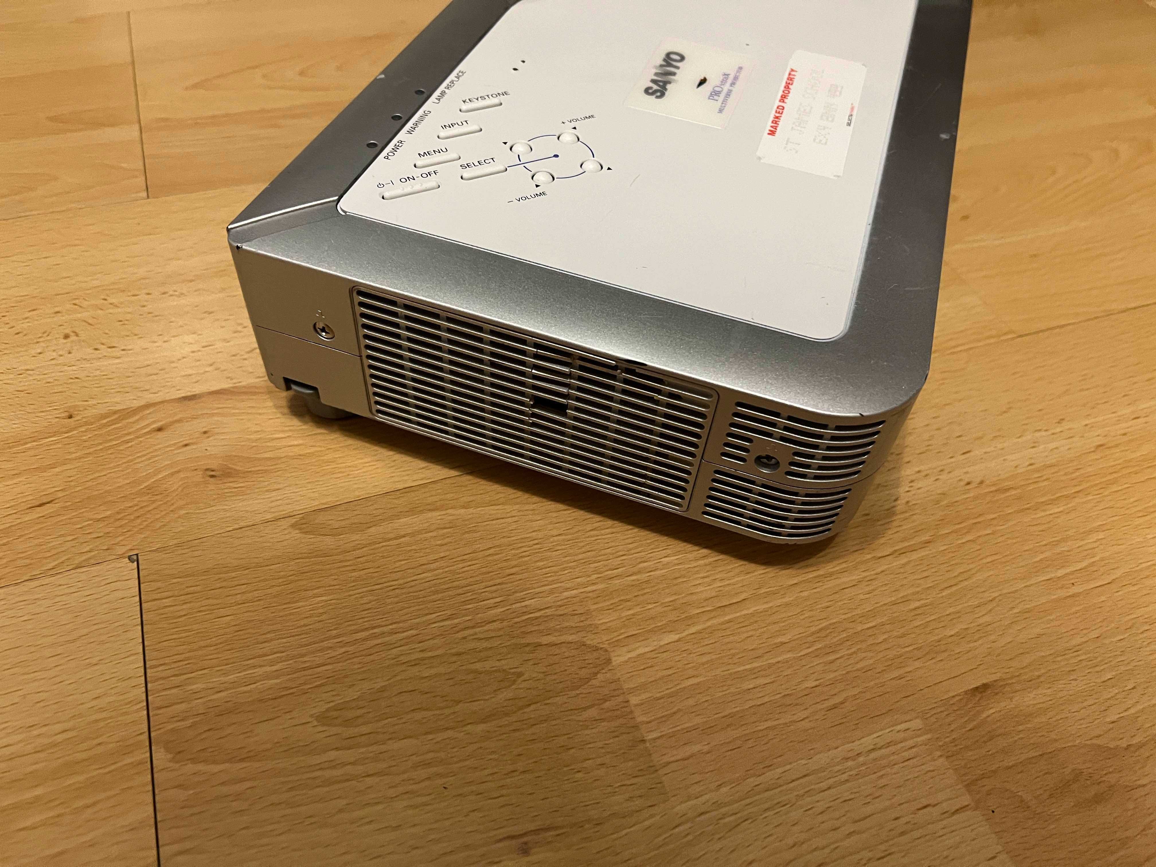 Projektor Sanyo PLC-XE30, uszkodzony