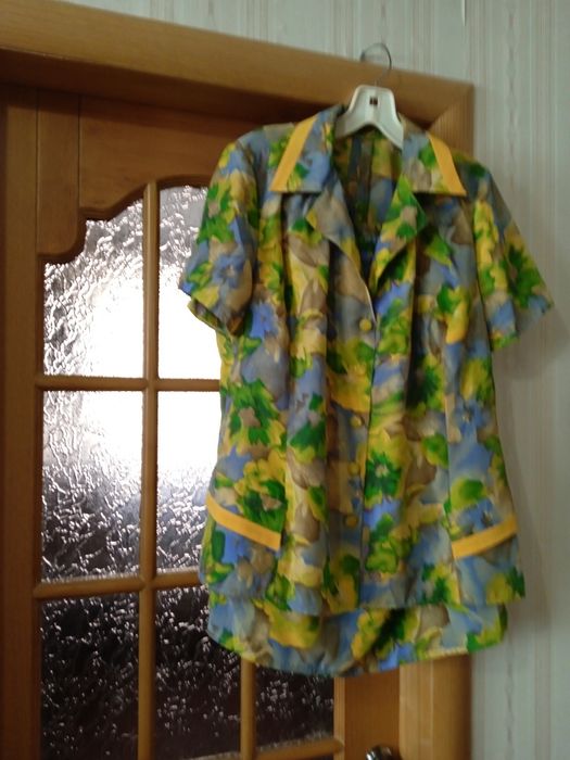 Костюмы:  .Желтый  костюм - брючный . Костюм из крепдишина.