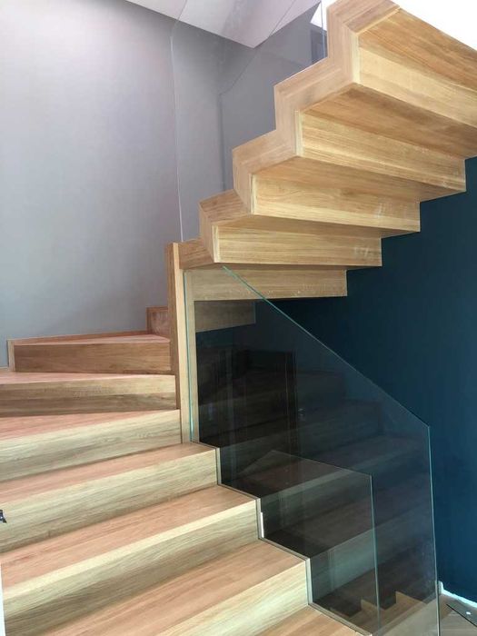 Schody dywanowe dębowe z balustradą szklaną Producent