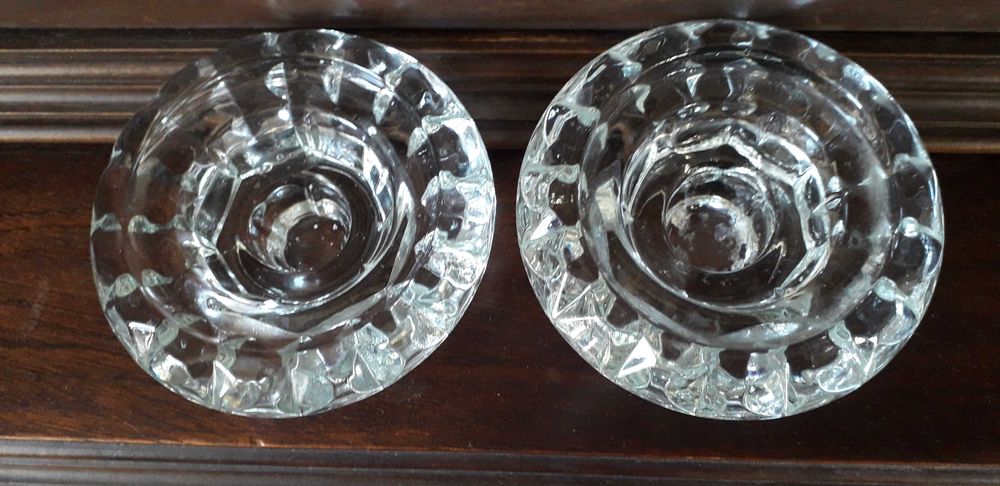 Castiçais baixos (2), em vidro trabalhado