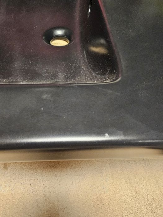 Czarna ceramiczna umywalka o wymiarach 61,5/46,5 cm