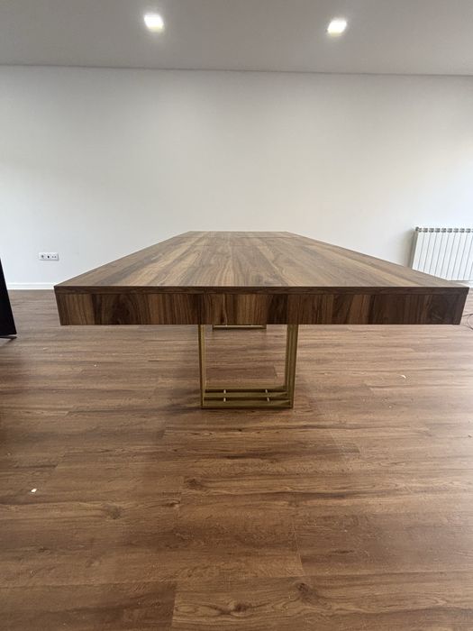 Mesa extensivel em madeira com oes em inox e cadeiras