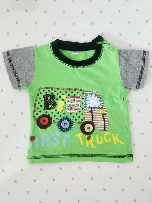 Koszulka niemowlęca z krótkim rękawem z guziczkami 68 cm z ciężarówką