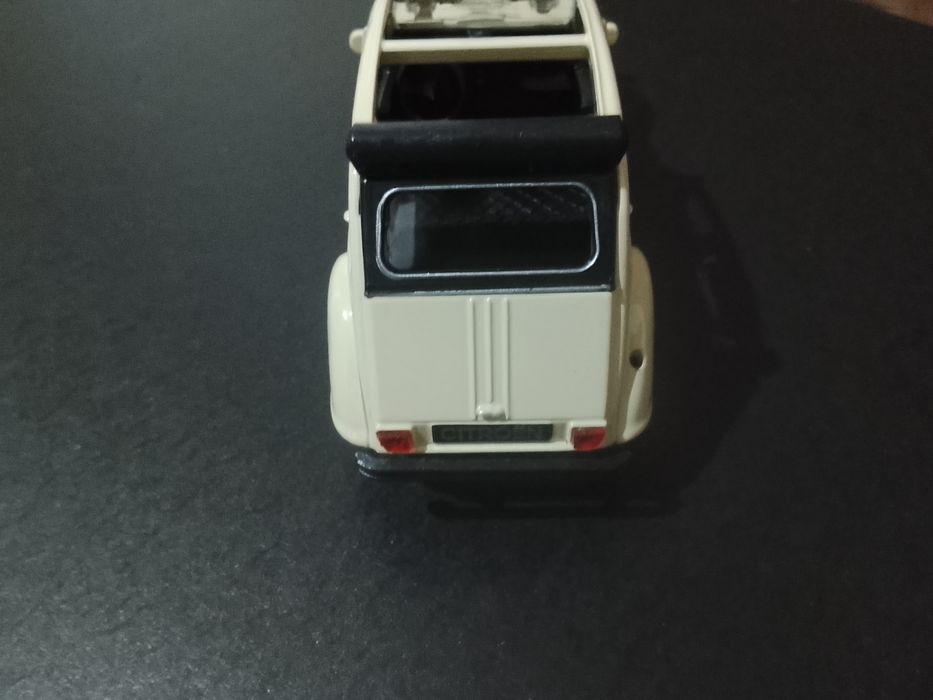 Citroen 2 CV abre as portas miniatura