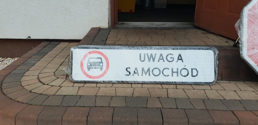 znak uwaga samochod