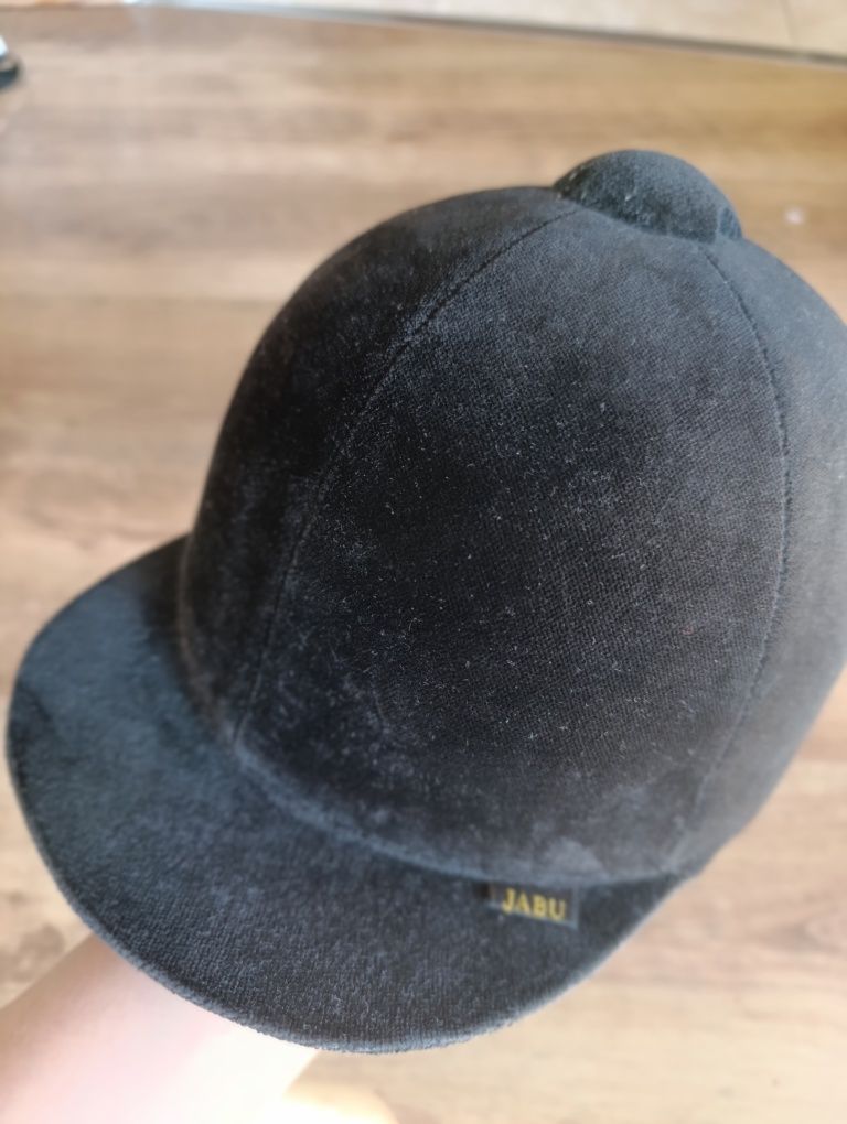 Toczek jeździecki JABU rozm. 56 czarny zamszowy kask