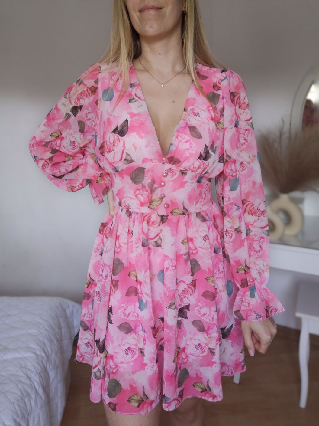 Sukienka w kwiaty różowa kwiatowy print dekolt guziczki hit Instagrama