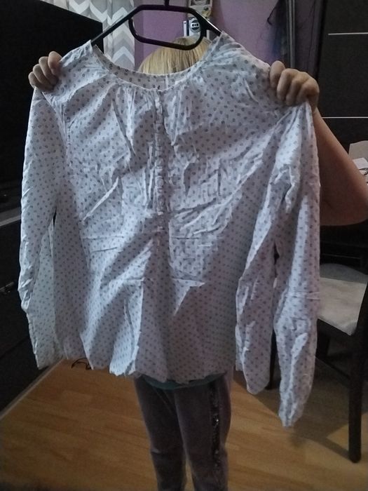 Biała bluzka na apel