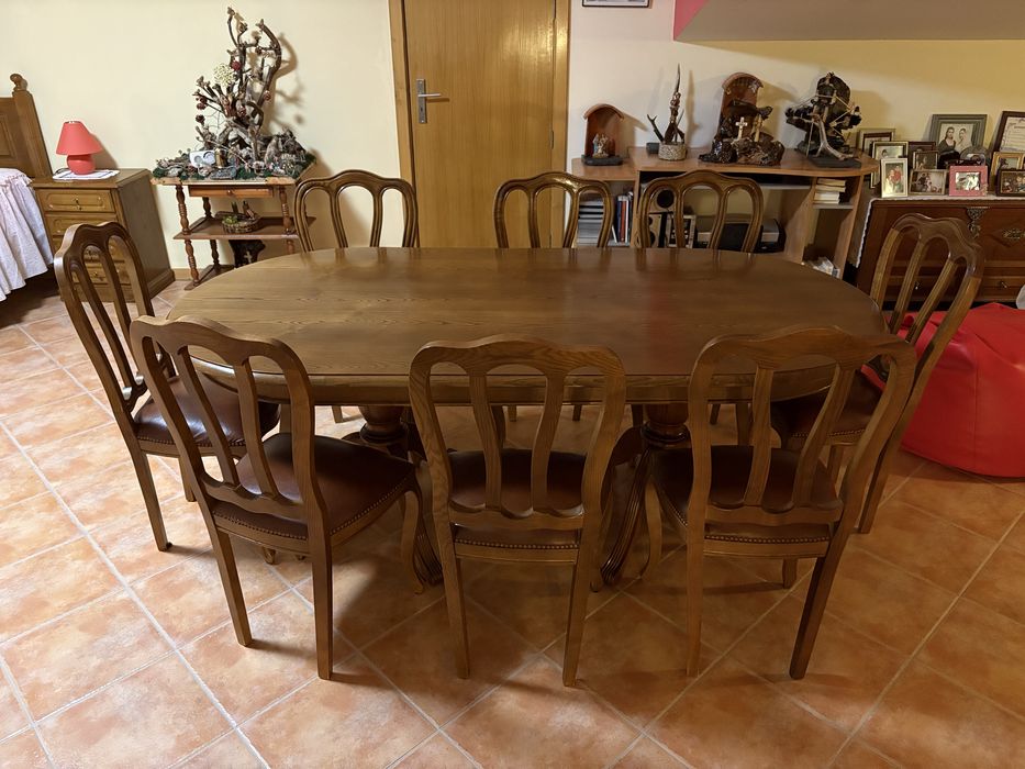 Mesa de sala e conjunto de 8 cadeiras - castanheiro maciço