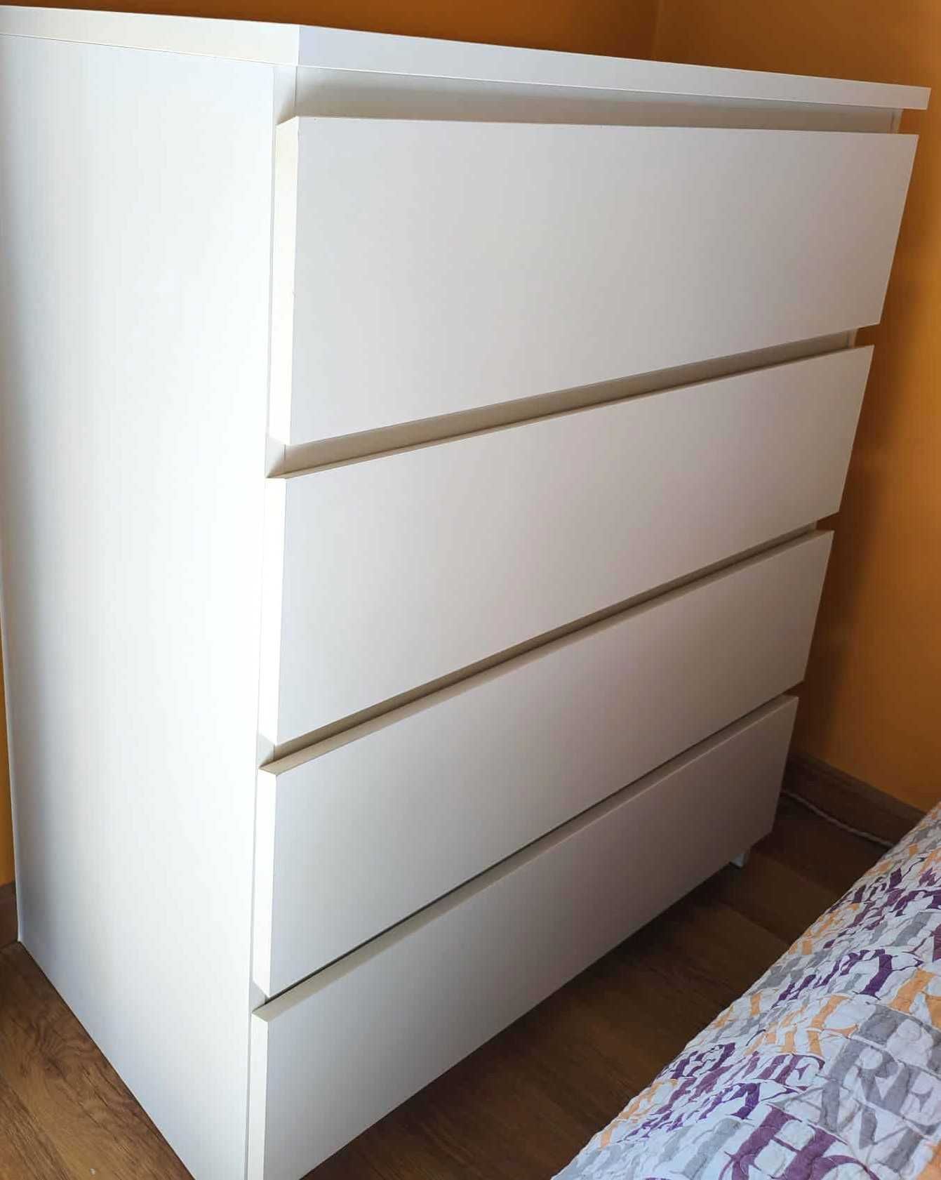 Conjunto Cómoda e Mesa de cabeceira.