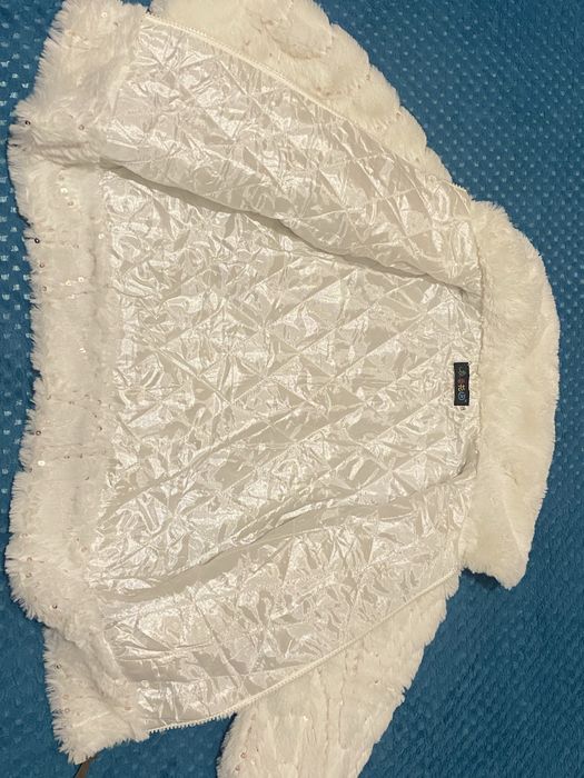 Продам белую шубку (демисезон) на девочку