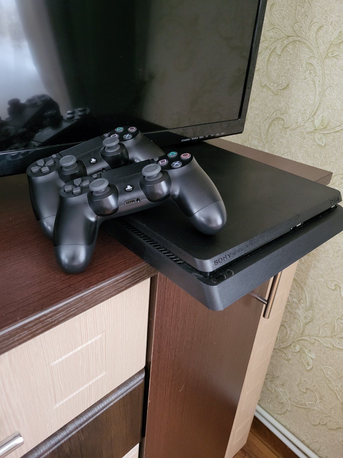 Playstation 4 памяті 1 трабаїт в гарному стані