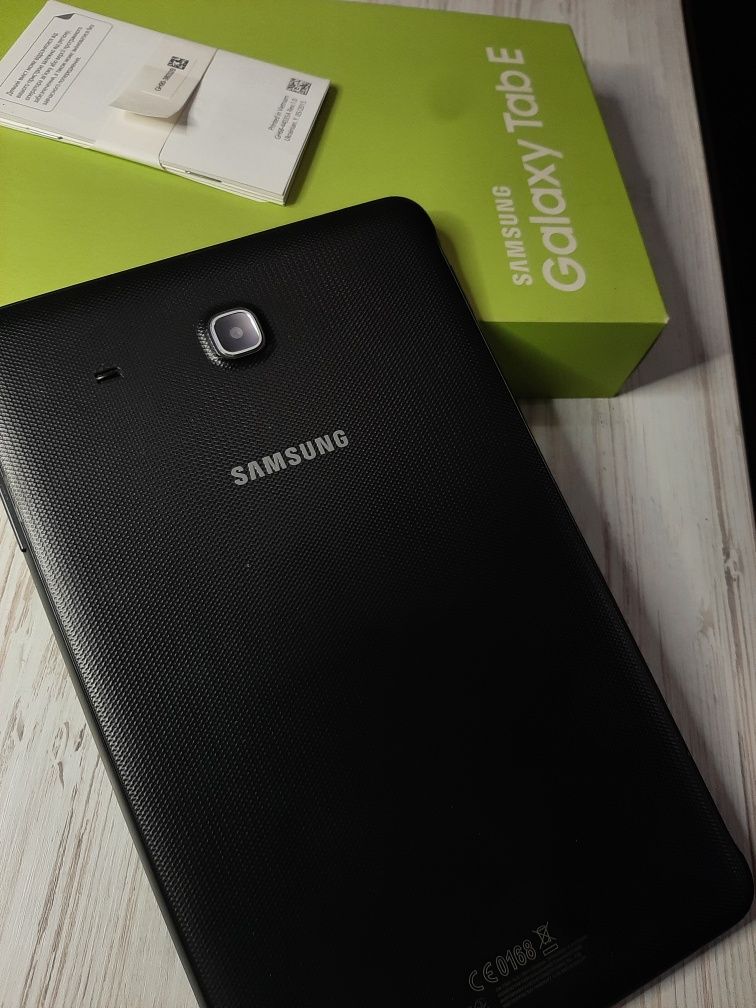 Планшет Samsung Galaxy Tab E (SM-561)