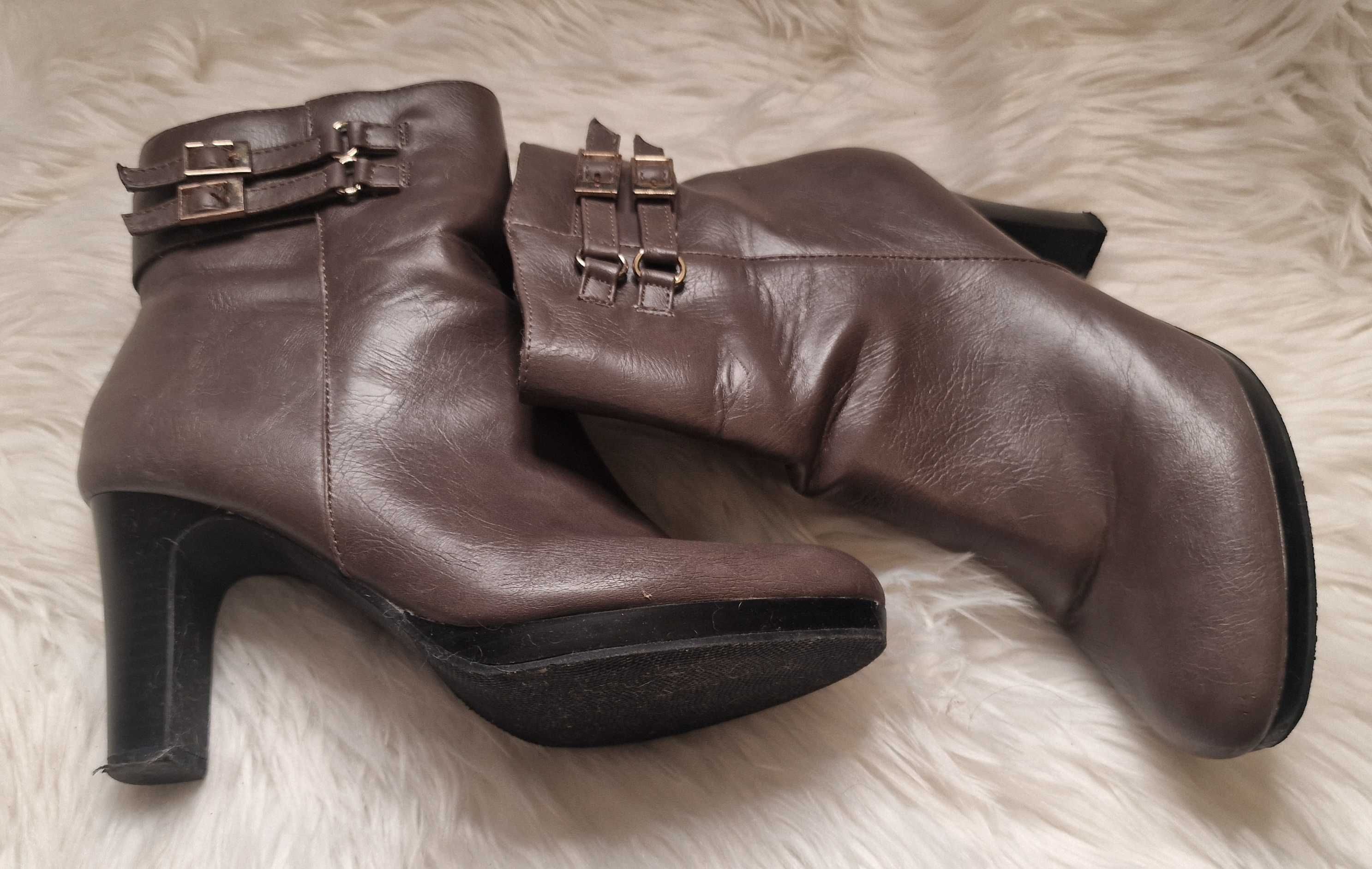 Botins de Salto Alto Pele Taupe