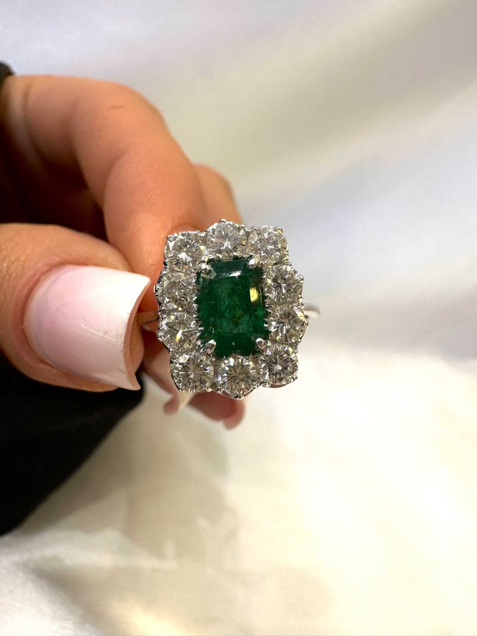 Pierścionek z naturalnym szmaragdem  i diamentami naturalnymi 1.20 Ct
