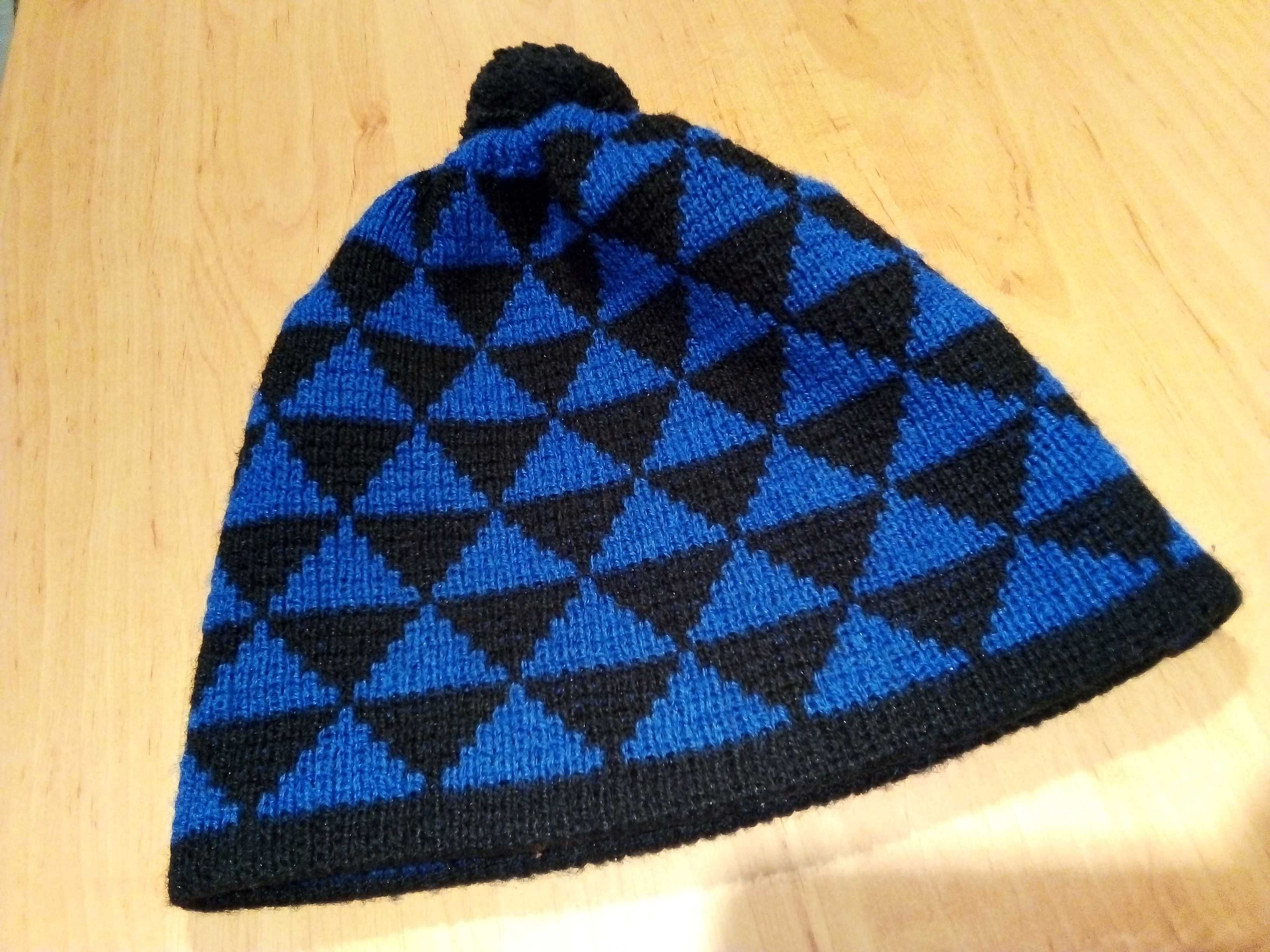 Czapka męska z pomponem szerokości 24 cm.