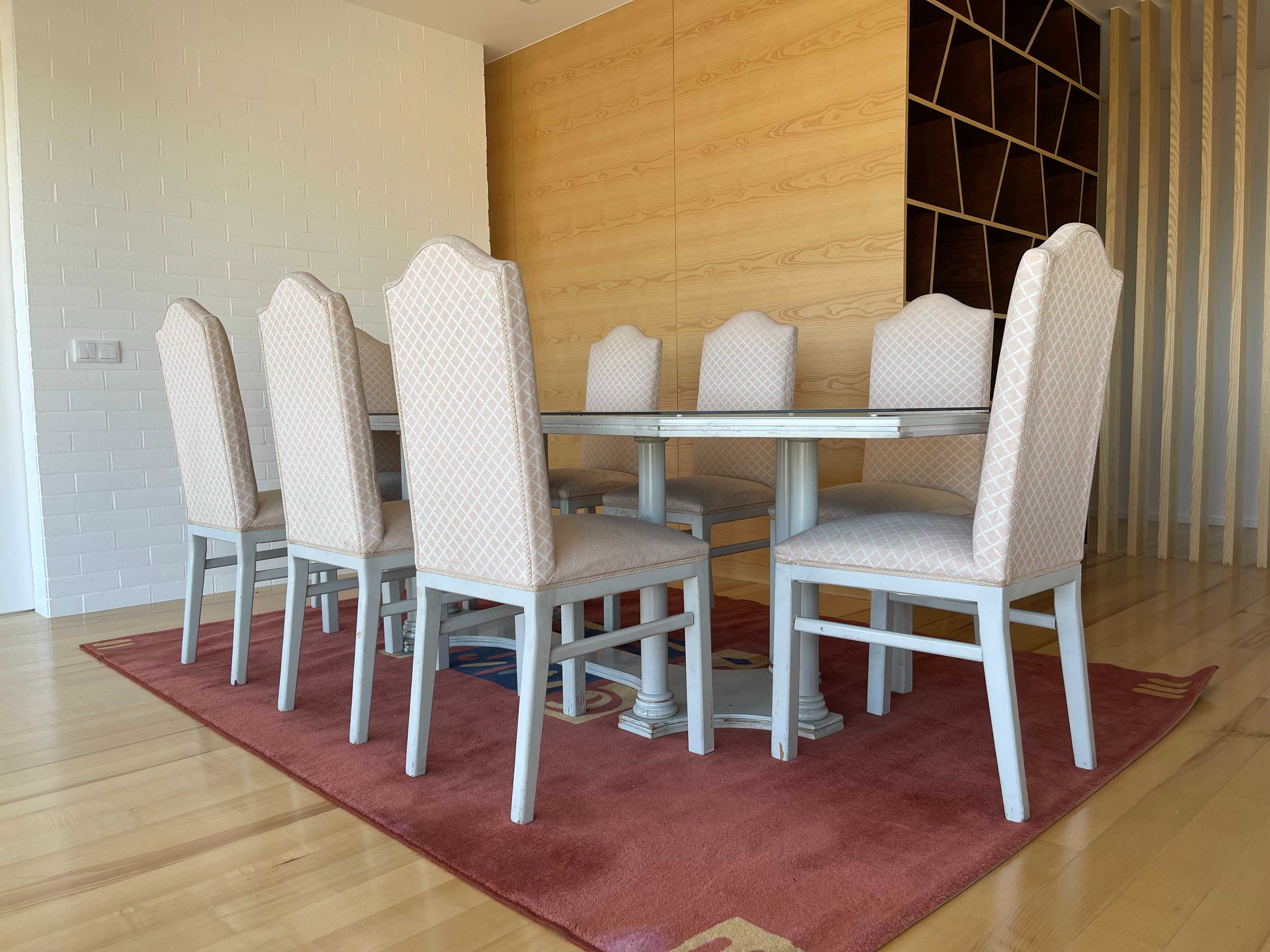 Conjunto mesa de jantar grande e 8 cadeiras tecidas