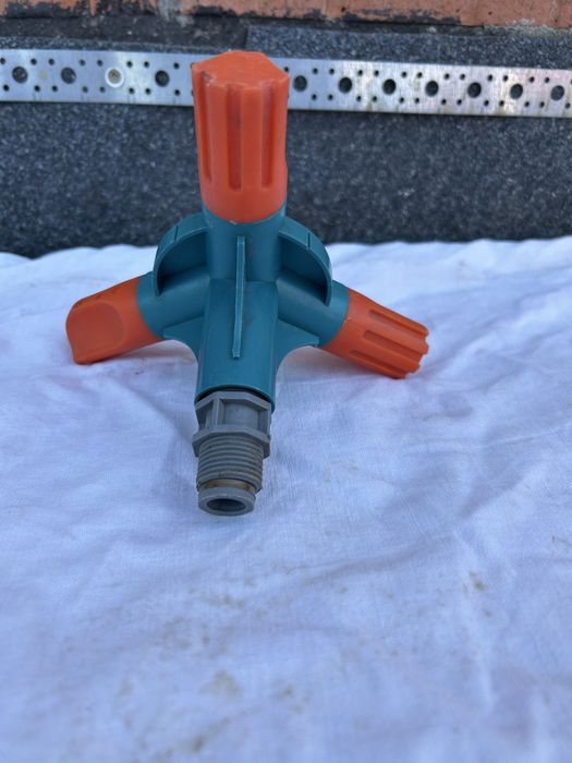 Водний розбризкувач зрошувач обертається, Кіл ніжка