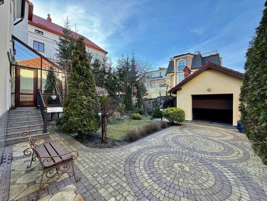 Продам просторий будинок по вул.Сельських (Алтайські озера)