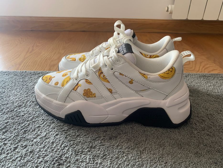 Sapatilhas marca Versace Jeans Couture, brancas e douradas, tamanho 39