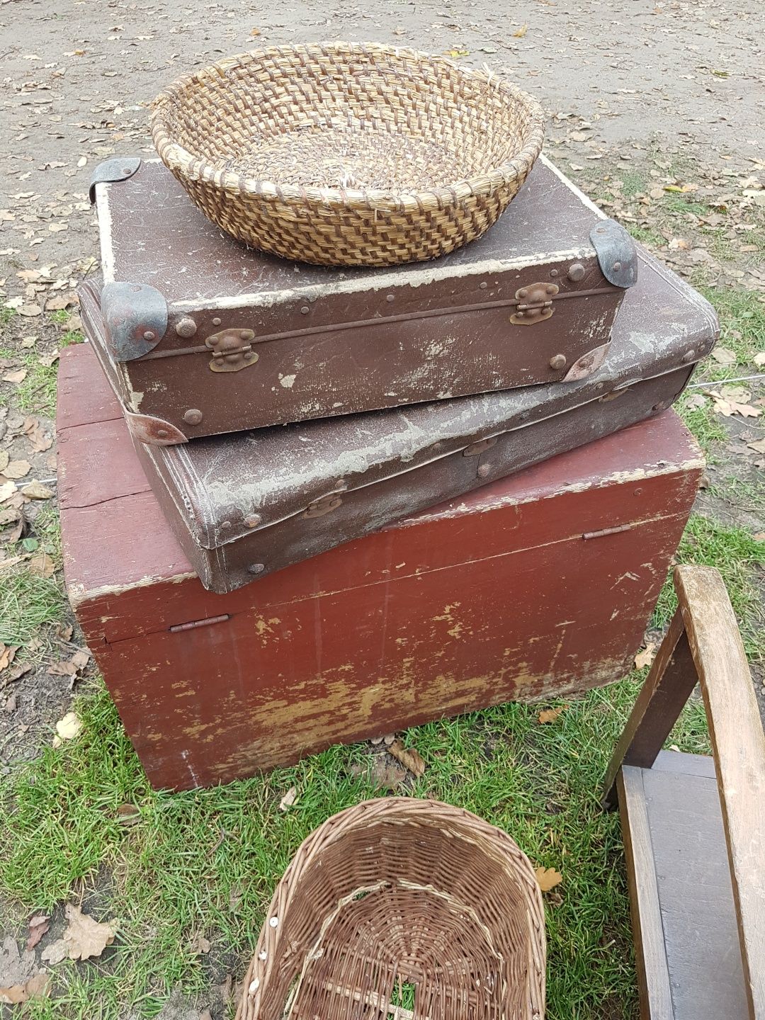 Starocie wiejskie ludowe stary antyk stara chata kufer beczka koło