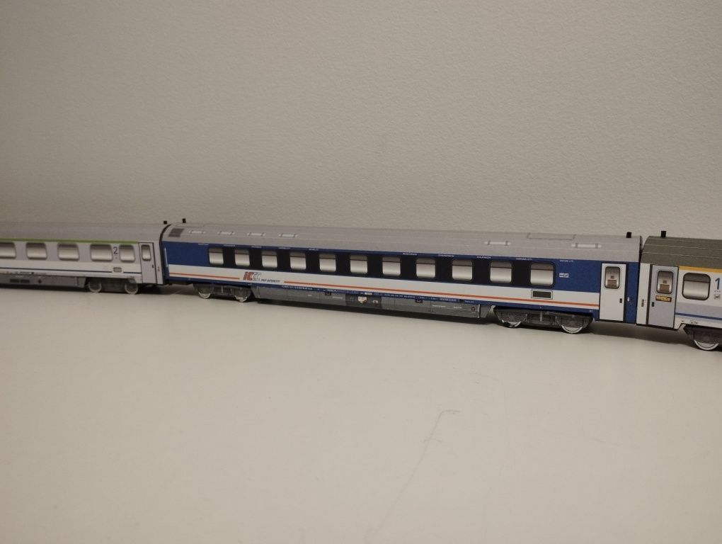 Model kartonowy zabawka pociąg expresowy EP09 IC PKP Intercity elektry