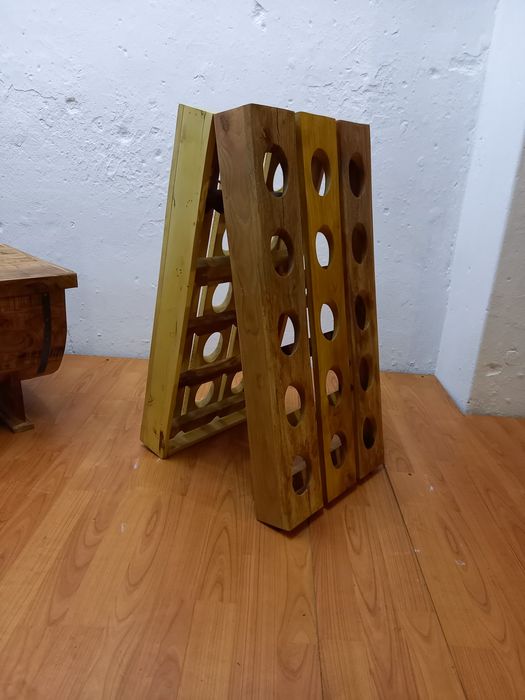 Stojak na butelki z winem.