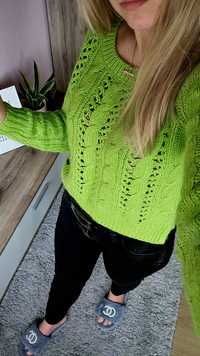 Krótszy wiosenny sweterek Hollister XS w energetycznym kolorze