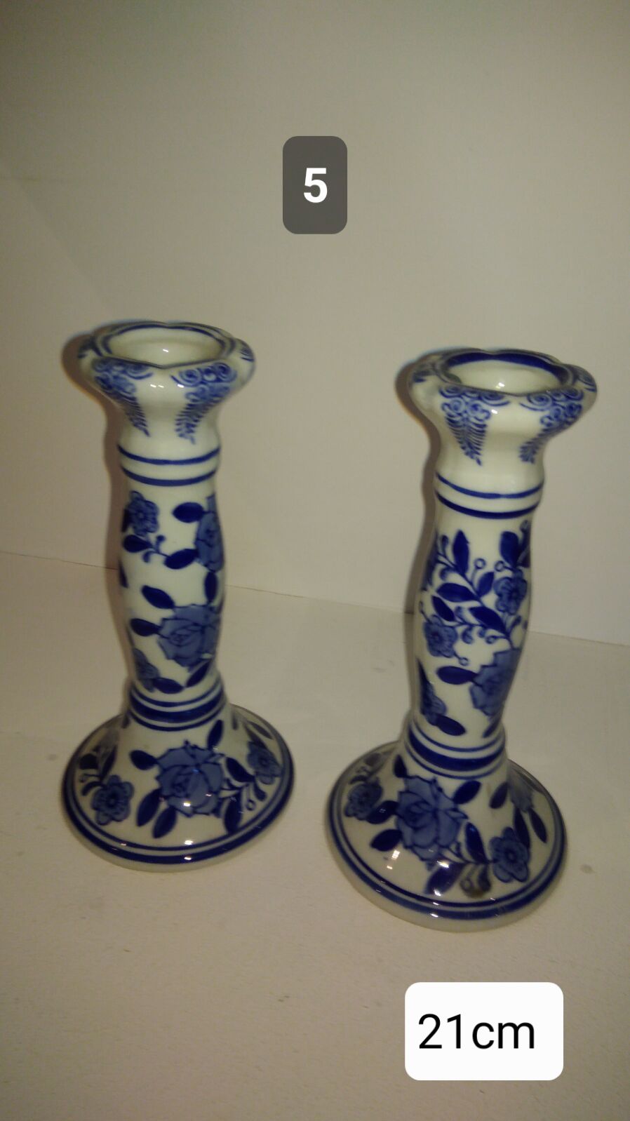 Potes de porcelana branca pintada a azul