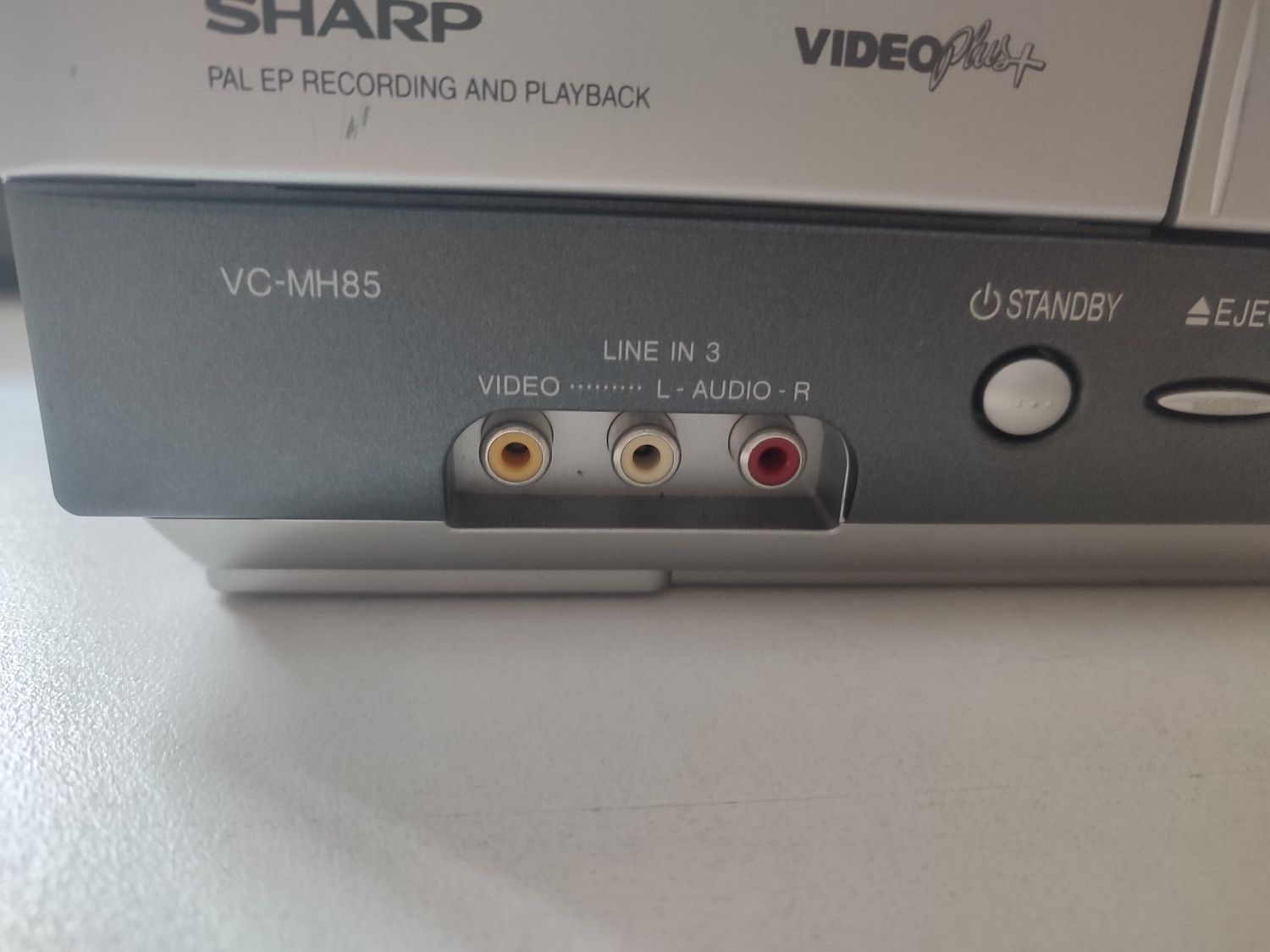magnetowid VCR (Video Cassette Recorder), a dokładniej model Sharp VC-
