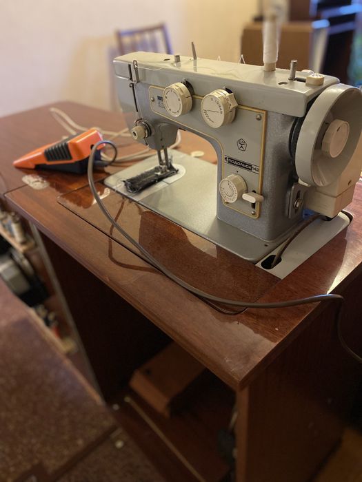 Швейна машинка «Подільськ 142» з електроприводом