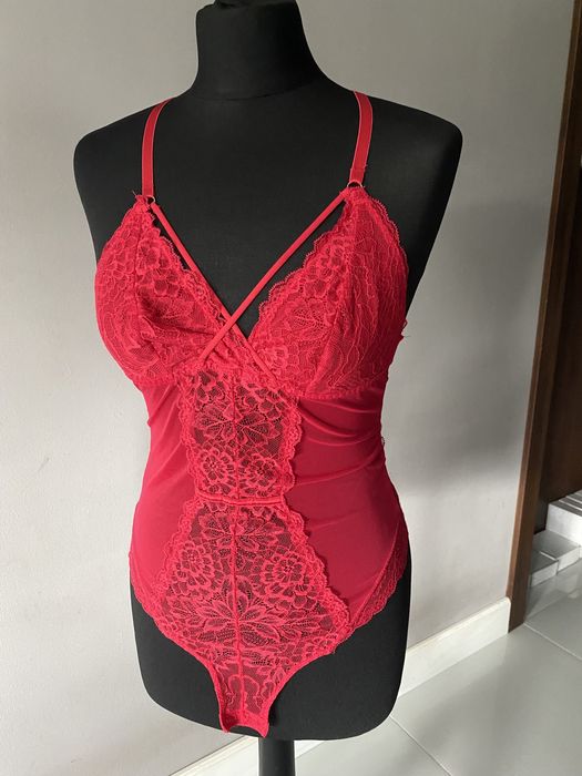 Czerwone koronkowe body S/m