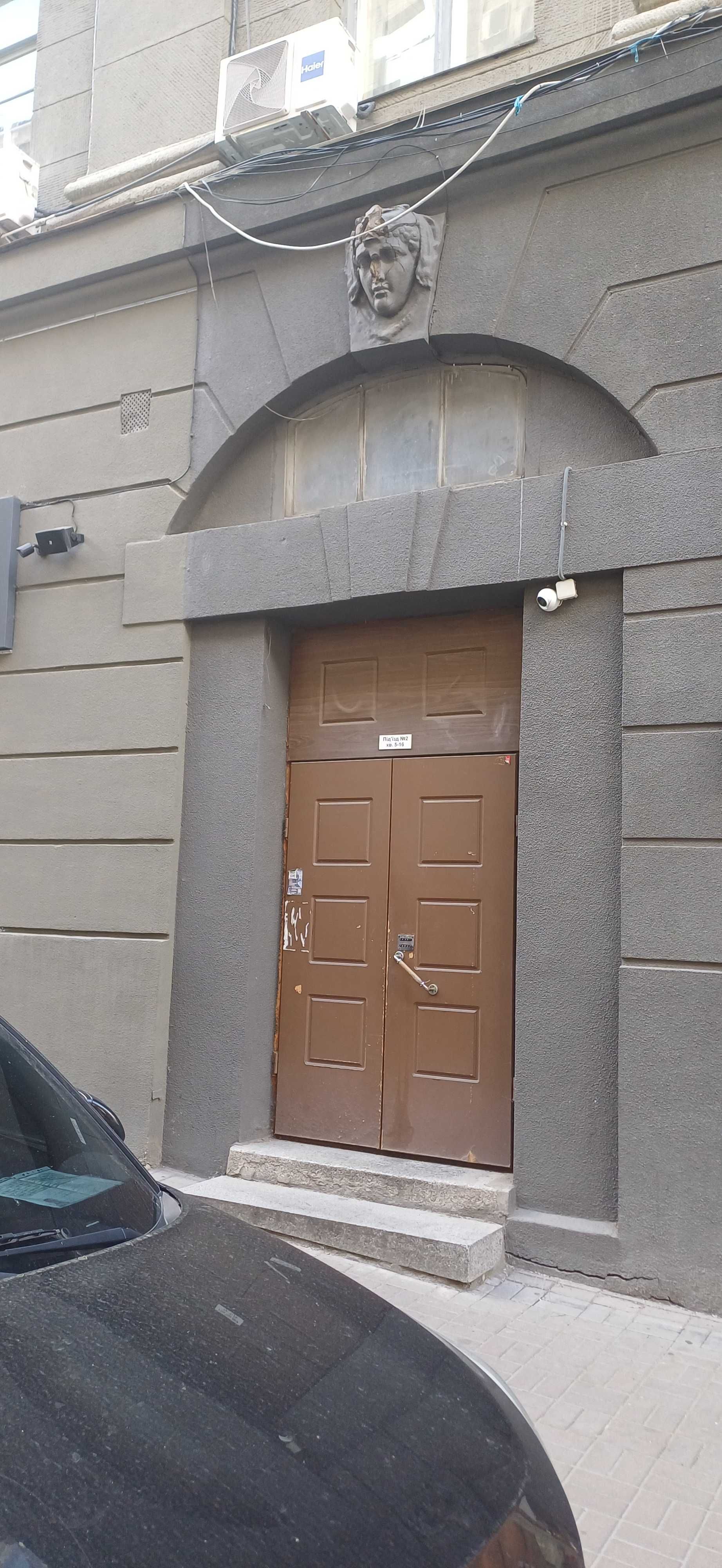 Продаеться богатокімнатна квартира під ремонт в самому центрі міста