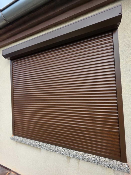 Roleta zewnętrzna aluminiowa w kolorze orzech szer124,0cm x wys172,0cm