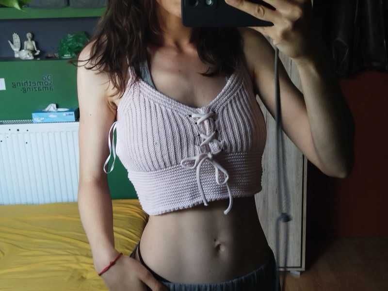 Jasnoróżowy wiązany krótki crop top bawełna ze sznurówką bluzka tshirt