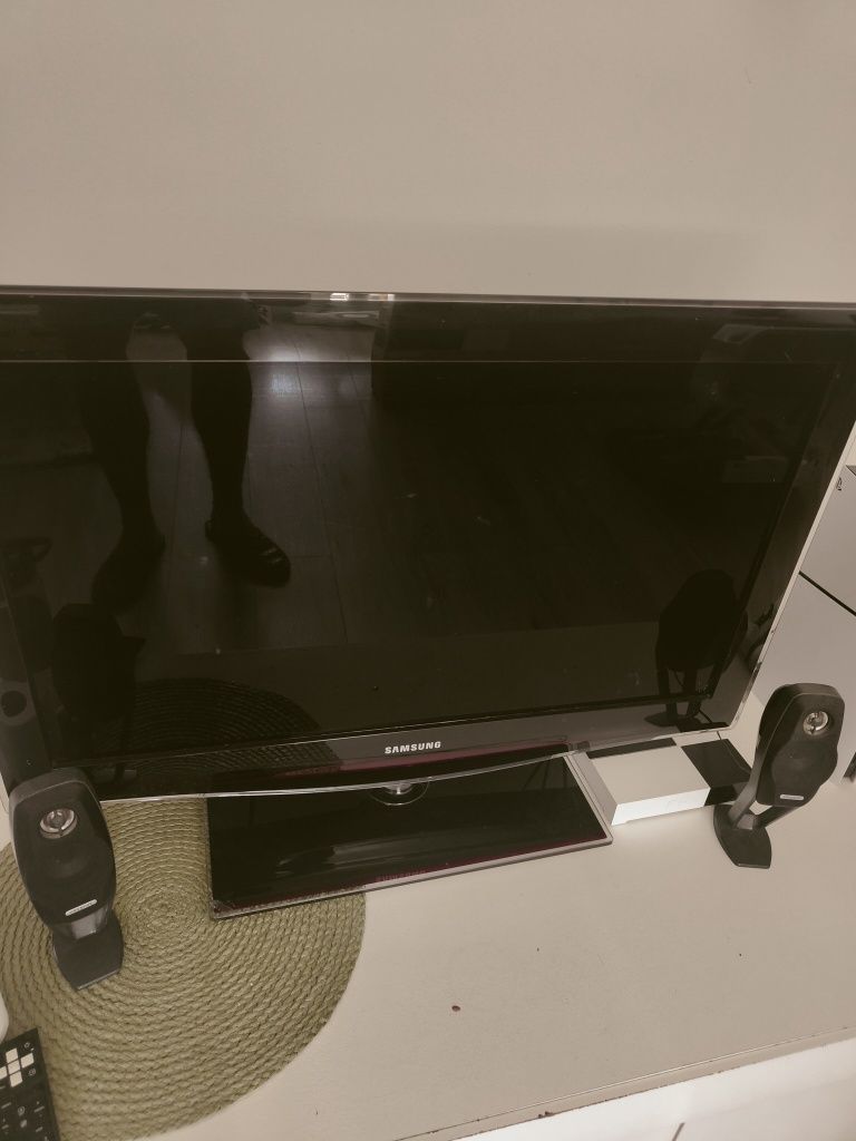 Telewizor Samsung 32 całe + 2głośniki i subwoofer.